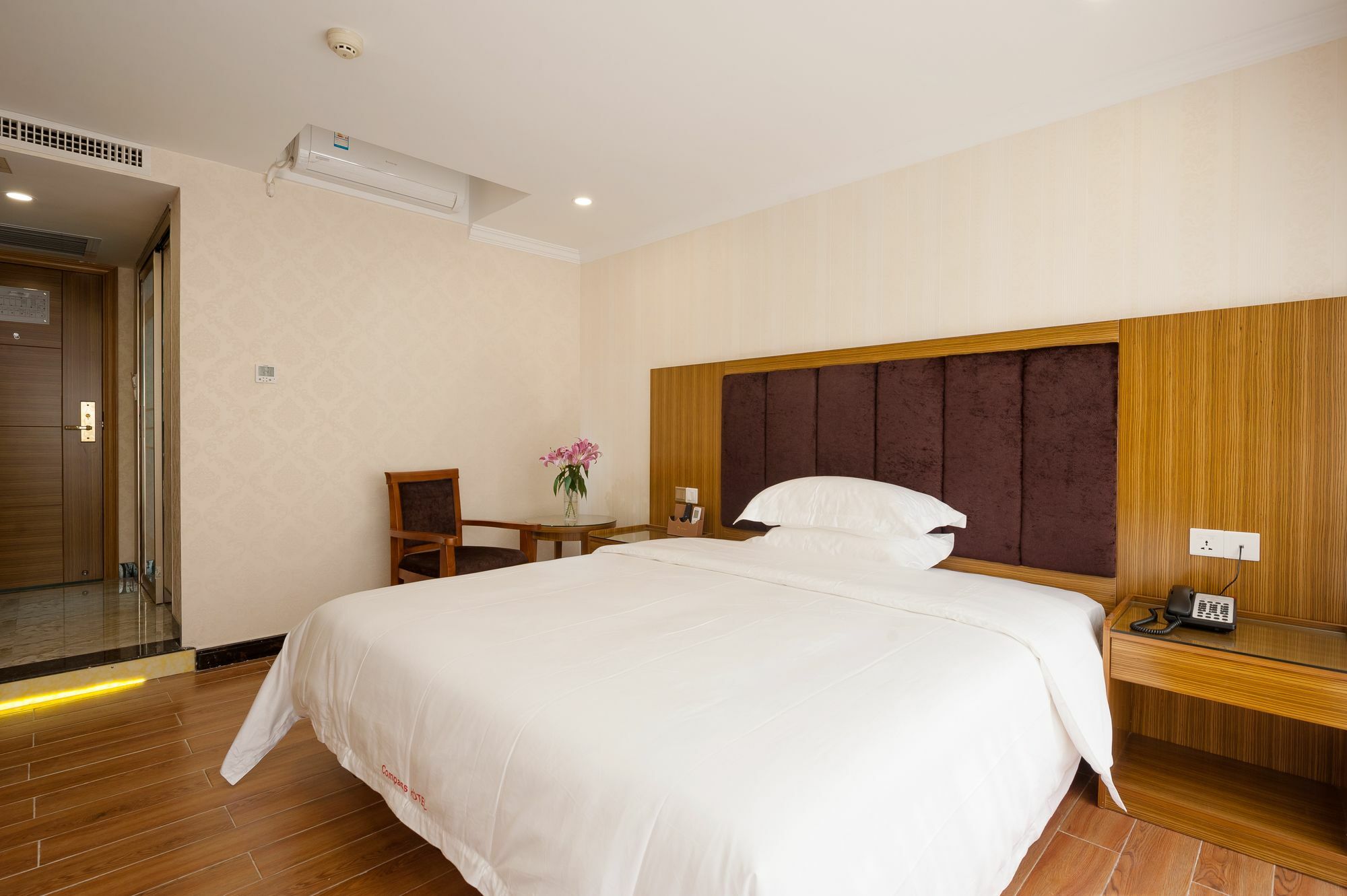 Guangzhou Compass Hotel Экстерьер фото